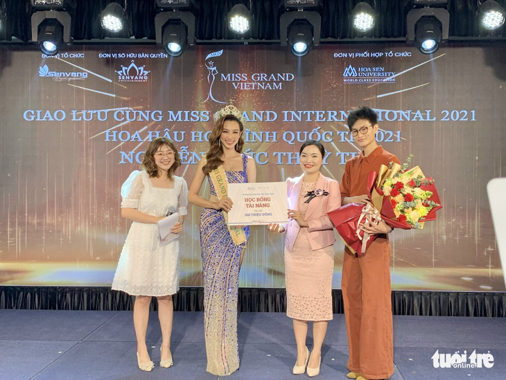 Nguyễn Thúc Thùy Tiên nhận học bổng 350 triệu đồng từ Trường đại học Hoa Sen - Ảnh 4.