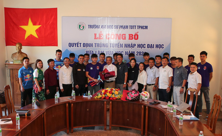 49 học viên Học viện bóng đá HAGL và NutiFood trúng tuyển đại học - Ảnh 2.