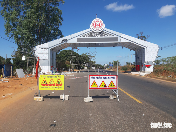 TP Kon Tum xây 5 cổng chào trái phép, Cục Đường bộ yêu cầu tháo dỡ - Ảnh 3.