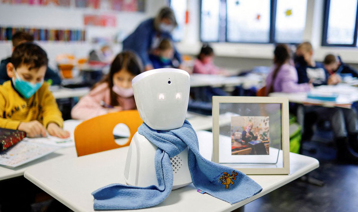 Robot ở Đức đến trường thay học sinh bị bệnh - Ảnh 1.