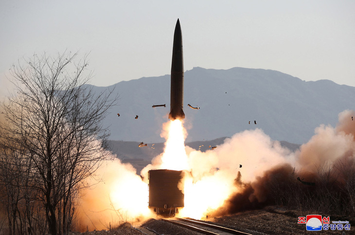 Triều Tiên xác nhận phóng tên lửa từ bệ đặt trên xe lửa, đánh trúng mục tiêu trên biển - Ảnh 1.