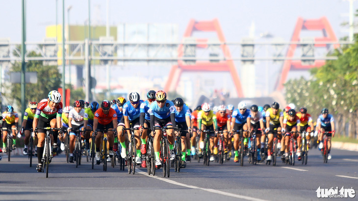 Chùm ảnh: Giải đua xe đạp kỷ niệm 1 năm thành lập thành phố Thủ Đức - Ảnh 1.