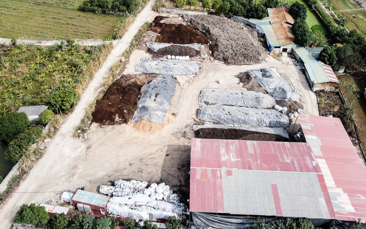 Dân làng ngoại thành Hà Nội khổ sở vì bãi thải, xưởng sản xuất phân bốc mùi