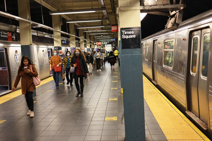 Phụ nữ gốc Á tử vong sau khi bị đẩy xuống đường ray tàu điện ngầm ở New York - Ảnh 1.