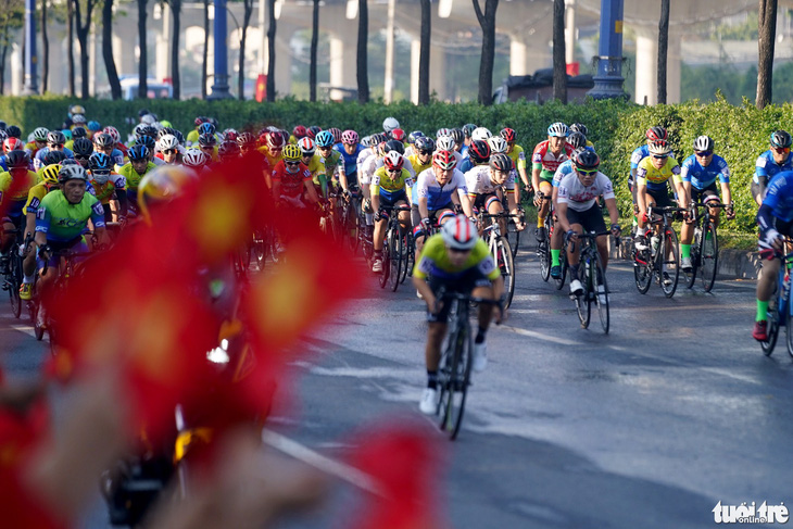 Chùm ảnh: Giải đua xe đạp kỷ niệm 1 năm thành lập thành phố Thủ Đức - Ảnh 4.