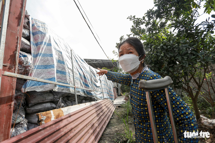 Dân làng ngoại thành Hà Nội khổ sở vì bãi thải, xưởng sản xuất phân bốc mùi - Ảnh 2.