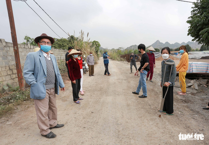 Dân làng ngoại thành Hà Nội khổ sở vì bãi thải, xưởng sản xuất phân bốc mùi - Ảnh 3.