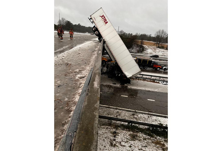 Bão mùa đông gây hàng trăm vụ tai nạn giao thông ở Mỹ - Ảnh 2.