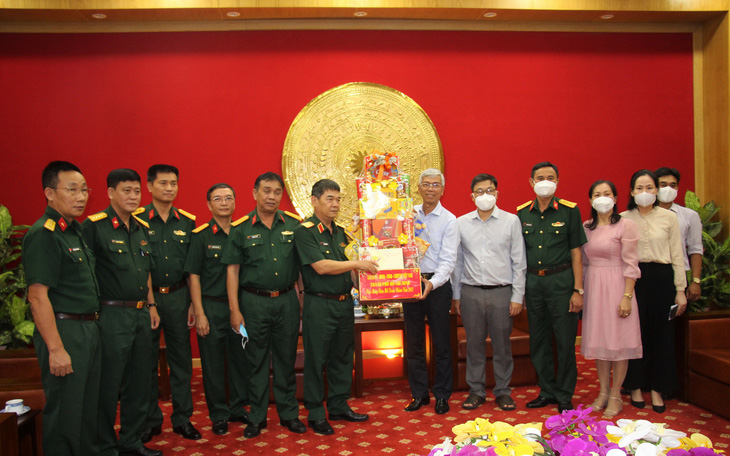 Phó chủ tịch UBND TP.HCM Võ Văn Hoan đi thăm, chúc Tết bộ đội và y bác sĩ