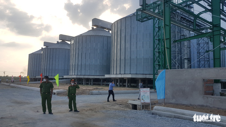 Chủ tịch nước Nguyễn Xuân Phúc cùng khánh thành nhà máy sản xuất gạo lớn nhất châu Á - Ảnh 3.
