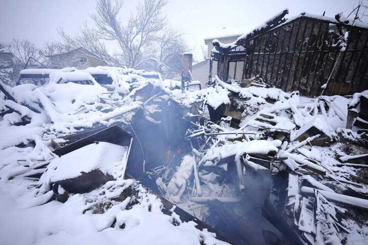 Gần 1.000 ngôi nhà bị cháy rừng thiêu rụi và vùi lấp dưới tuyết dày tại Mỹ - Ảnh 2.