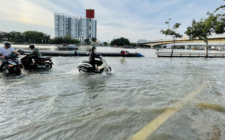 Gió mạnh kết hợp triều cường, TP.HCM đề phòng ngập đầu năm