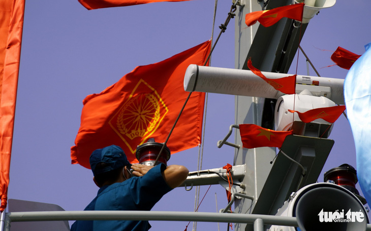Thượng cờ Tổ quốc trên tàu Hải đội dân quân tự vệ thường trực