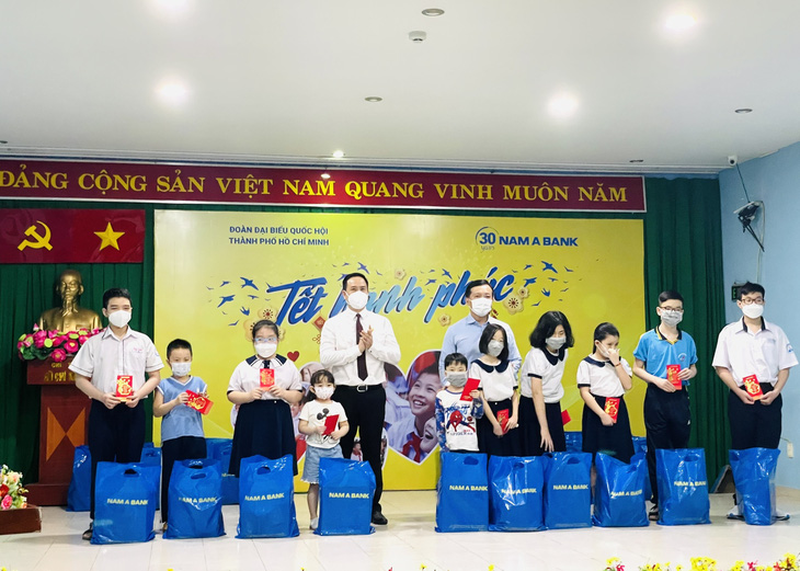 Nam A Bank mang tết hạnh phúc đến những mảnh đời khó khăn - Ảnh 3.