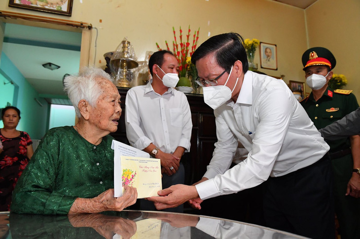 Chủ tịch UBND TP.HCM Phan Văn Mãi thăm, chúc Tết các đơn vị, hộ nghèo - Ảnh 1.