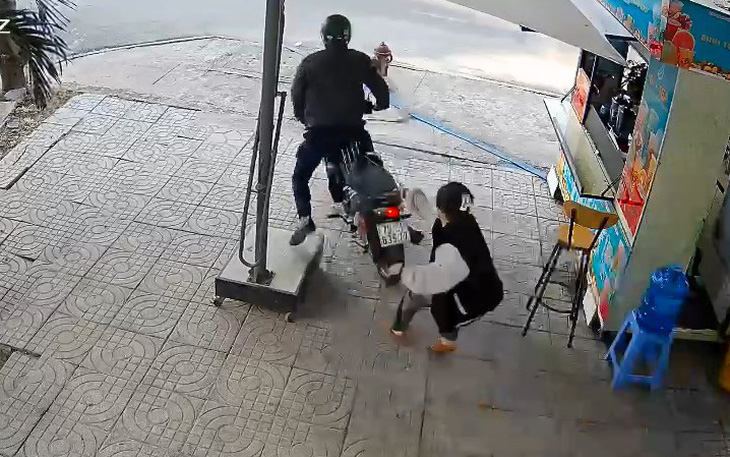 Cô nữ sinh bán nước ở Thủ Đức kéo đổ xe 4 kẻ dàn cảnh lấy xe máy của mình