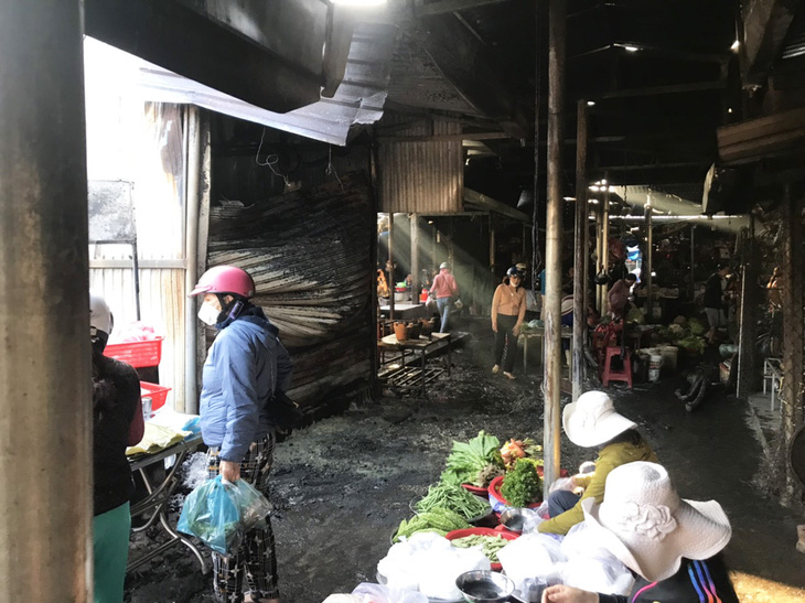 8 kiôt ở chợ Hà Lam bị cháy, tiểu thương thiệt hại khi Tết cận kề - Ảnh 1.