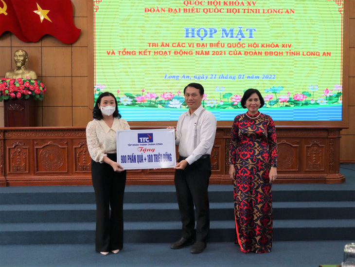 Tập đoàn TTC trao tặng 900 phần quà cho gia đình chính sách tỉnh Long An - Ảnh 1.