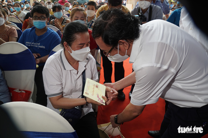 Bí thư TP.HCM Nguyễn Văn Nên trao quà cho công nhân, gia đình khó khăn ở Đồng Nai - Ảnh 1.