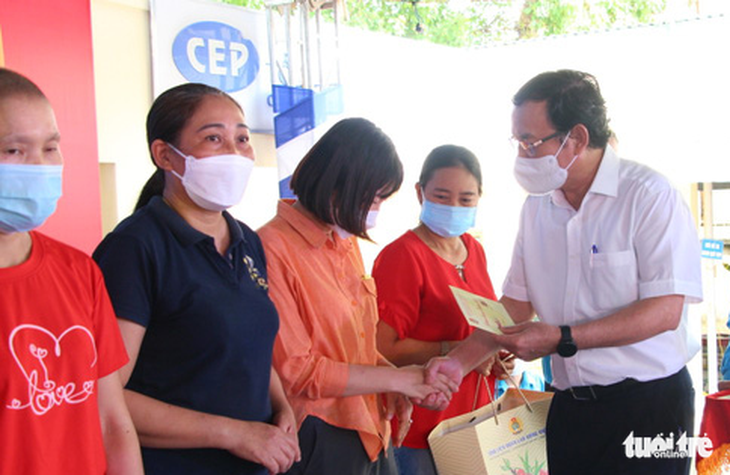Bí thư TP.HCM Nguyễn Văn Nên trao quà cho công nhân, gia đình khó khăn ở Đồng Nai - Ảnh 3.