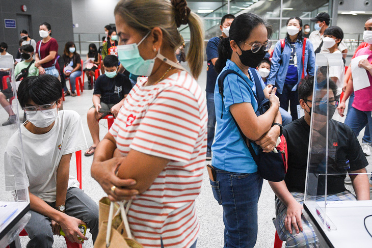 Thái Lan triển khai tiêm vắc xin liều 4 tại các điểm du lịch - Ảnh 1.