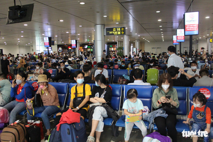 Sân bay Tân Sơn Nhất giải thích lý do chật ních người - Ảnh 2.