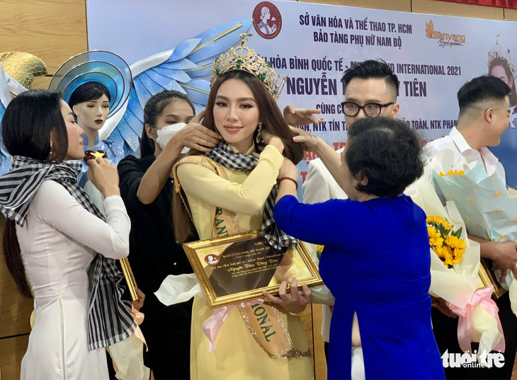 Thùy Tiên tặng trang phục thi tại Miss Grand International 2021 cho bảo tàng - Ảnh 4.