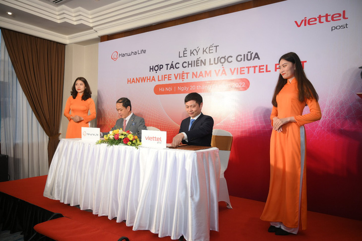 Hanwha Life Việt Nam và Viettel Post ký kết thỏa thuận hợp tác phân phối bảo hiểm - Ảnh 1.