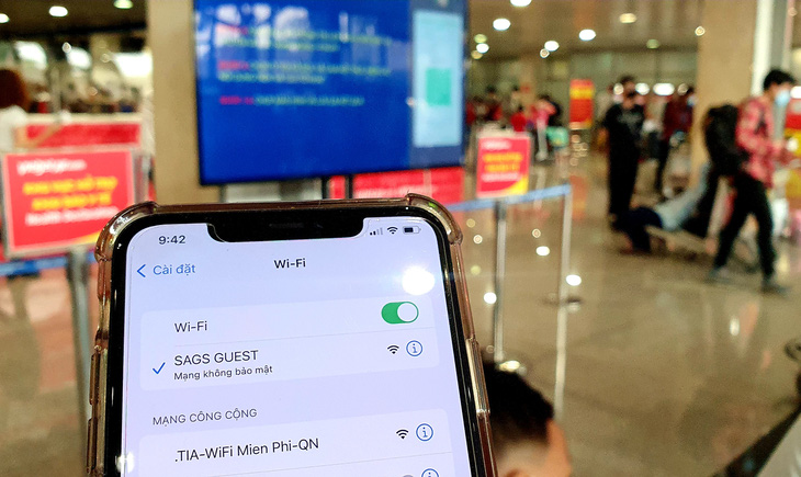 Lắp mới màn hình hướng dẫn trực quan khai báo y tế tại Tân Sơn Nhất - Ảnh 2.