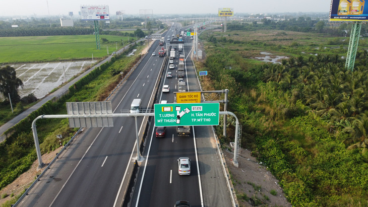 Tài xế bỡ ngỡ trong ngày đầu cao tốc Trung Lương - Mỹ Thuận cho xe chạy - Ảnh 1.