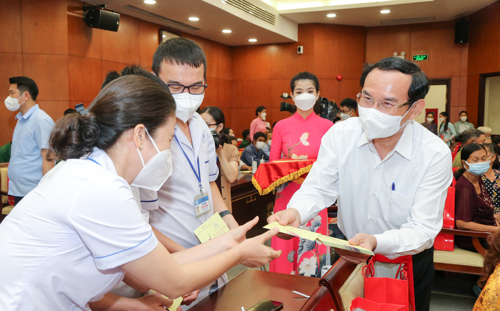 Chủ tịch Quốc hội chúc Tết, động viên lực lượng tuyến đầu, người khó khăn tại TP.HCM - Ảnh 4.