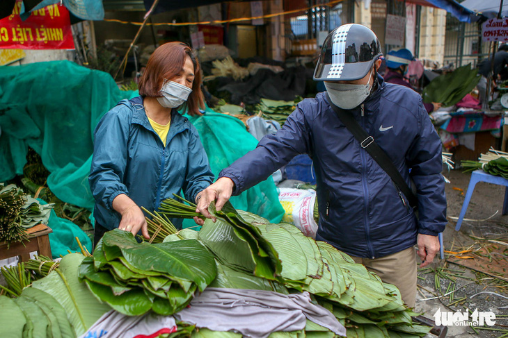 Chợ lá dong lâu đời nhất Hà Nội: Bán đến đâu, lấy đến đấy’ vì khách mua giảm - Ảnh 1.