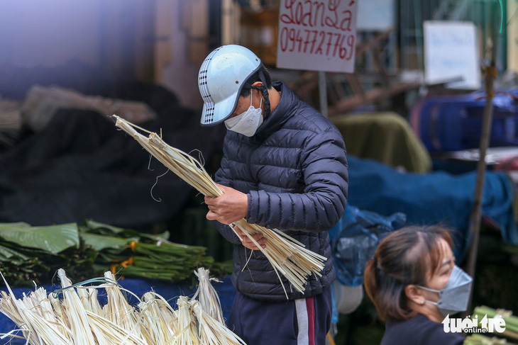Chợ lá dong lâu đời nhất Hà Nội: Bán đến đâu, lấy đến đấy’ vì khách mua giảm - Ảnh 5.