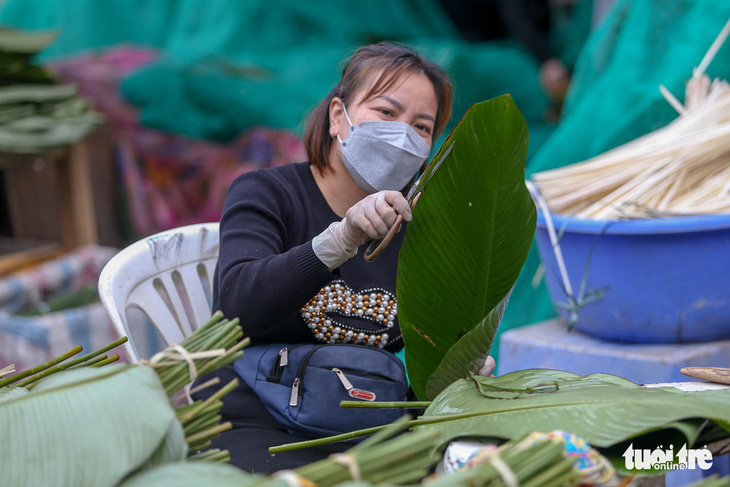 Chợ lá dong lâu đời nhất Hà Nội: Bán đến đâu, lấy đến đấy’ vì khách mua giảm - Ảnh 3.