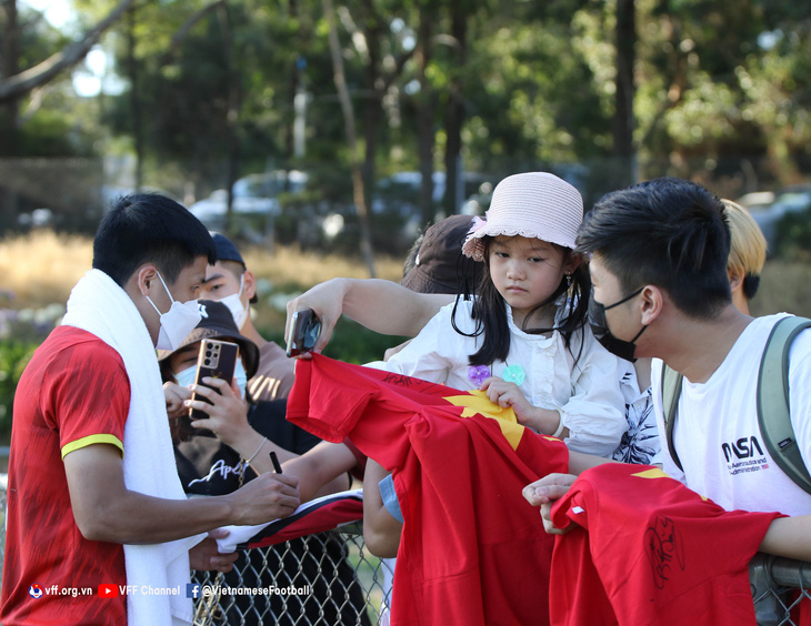 Tuyển Việt Nam tập dưới nắng gắt, mỏi tay ký tặng fan ở Úc - Ảnh 4.