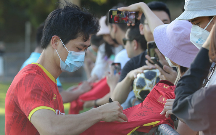Tuyển Việt Nam tập dưới nắng gắt, mỏi tay ký tặng fan ở Úc