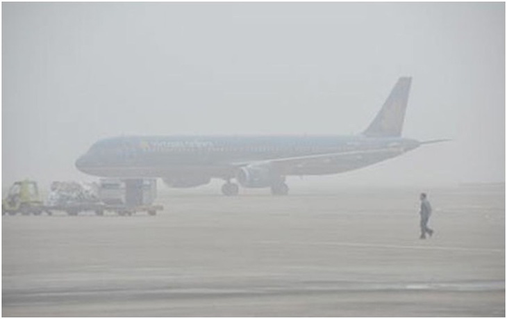 Hàng chục chuyến bay không thể hạ cánh xuống các sân bay miền Bắc vì sương mù - Ảnh 1.