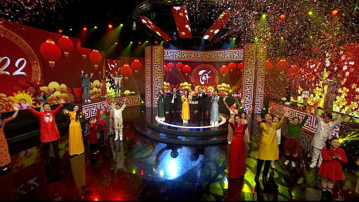 Hoa hậu Lương Thùy Linh và đông đảo nghệ sĩ tham gia mâm cỗ đón Tết trên VTV - Ảnh 2.