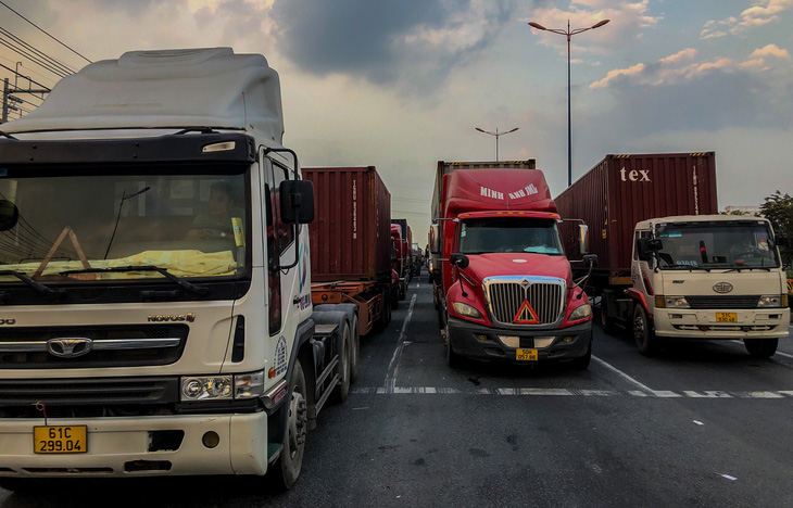 Container kẹt cứng trên xa lộ Hà Nội, Thủ Đức, 4 tiếng lết được vài trăm mét - Ảnh 2.