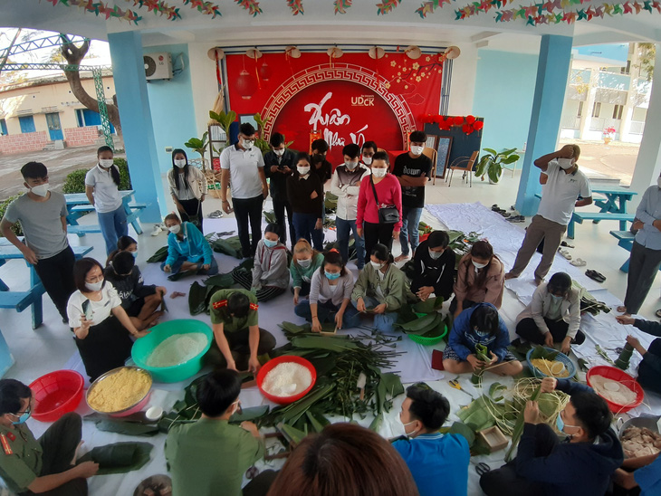 Lưu học sinh Lào và Campuchia háo hức tập gói bánh chưng Việt - Ảnh 7.