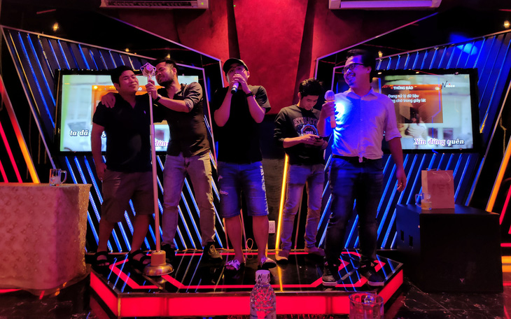 TP.HCM: Karaoke đắt khách nhưng không 