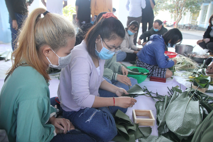 Lưu học sinh Lào và Campuchia háo hức tập gói bánh chưng Việt - Ảnh 2.