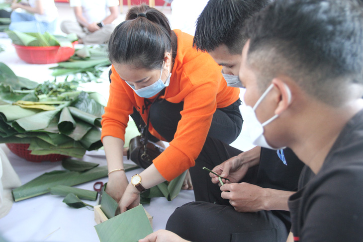 Lưu học sinh Lào và Campuchia háo hức tập gói bánh chưng Việt - Ảnh 8.