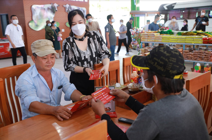 Trạm đoàn viên Bia Việt tiếp sức hàng ngàn người về quê đón Tết - Ảnh 2.