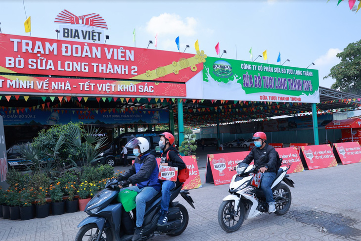 Trạm đoàn viên Bia Việt tiếp sức hàng ngàn người về quê đón Tết - Ảnh 5.