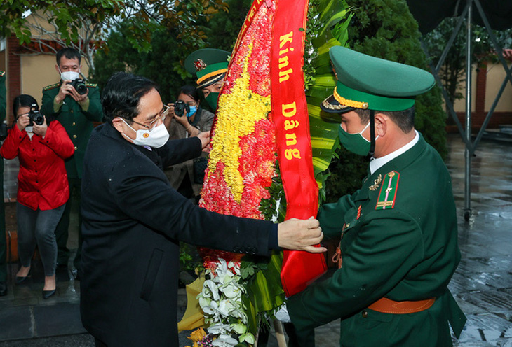 Thủ tướng dâng hương tưởng niệm các anh hùng, liệt sĩ hy sinh trong chiến tranh bảo vệ biên giới - Ảnh 1.