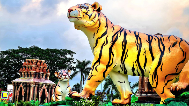 Người dân Quy Nhơn thích thú ngắm gia đình nhà hổ sum vầy - Ảnh 5.