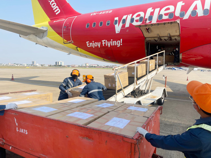 Vietjet vận chuyển miễn phí vắc xin COVID-19 Việt Nam tặng Lào - Ảnh 2.