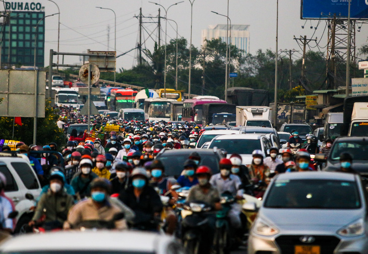 Đông nghịt người dân đi xe máy về miền Tây đón Tết: ‘Gian nan mà vui’ - Ảnh 2.