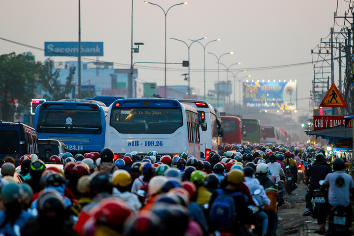 Đông nghịt người dân đi xe máy về miền Tây đón Tết: ‘Gian nan mà vui’ - Ảnh 4.